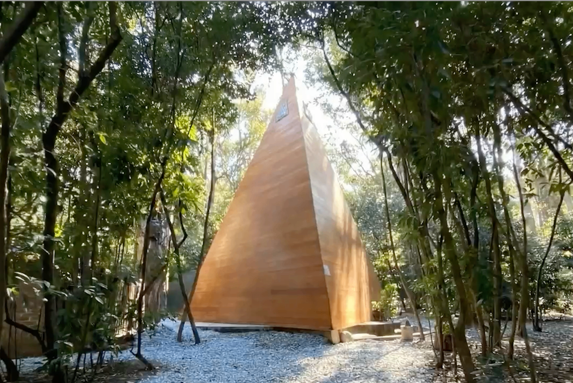 Skyaia Pyramid website showcasing healing and meditation services in a sacred pyramid center